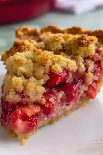 Strawberry Rhubarb Pie with Crumb Topping